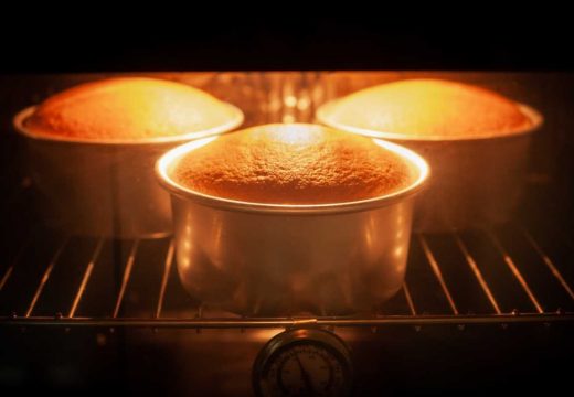 Boja pleha u kojem pripremate kolače utiče na to kako se peku (VIDEO)