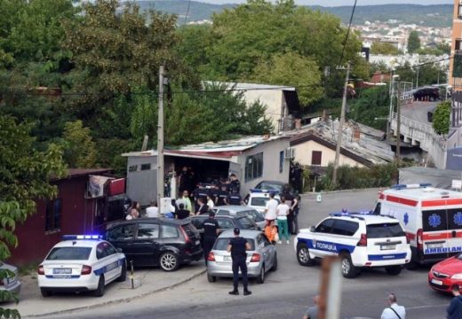 Žena taoca pregovara s otmičarem, porodica u šoku “Juče je lomio svoja kola i niko nije mogao da ga smiri” (Video)