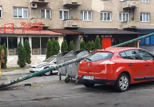 Haos u Sarajevu: Autobus se zabio u banderu, ona pala i razbila dva automobila