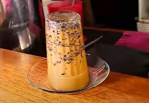 „Kupi Khop“ kafa postala hit:Služi se u čaši okrenutoj naopačke, a evo kakvo joj je porijeklo (VIDEO)
