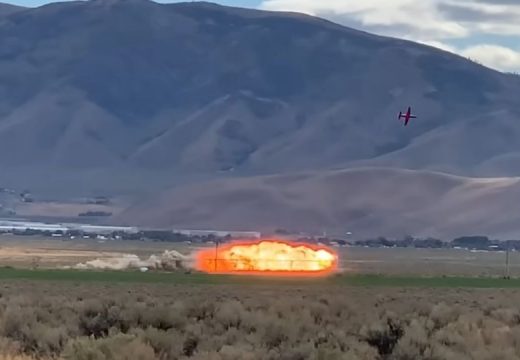 Avion eksplodirao i pretvorio se u vatrenu kuglu : Pogledajte šokantan snimak pada (VIDEO)