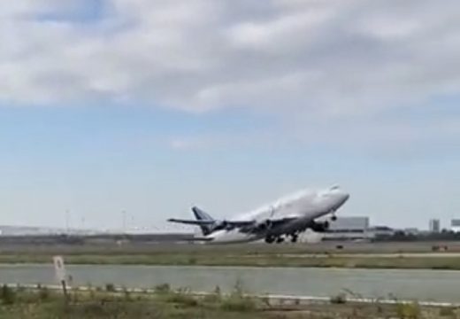 Pilot poletio, pa mu ispao točak: Još uvijek je u vazduhu (VIDEO)