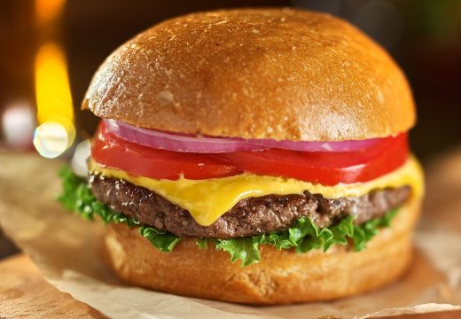 Da li znate kako pravilno jesti hamburger?