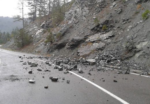 Vozači oprez: Moguć odron zemlje i kamenja na putu