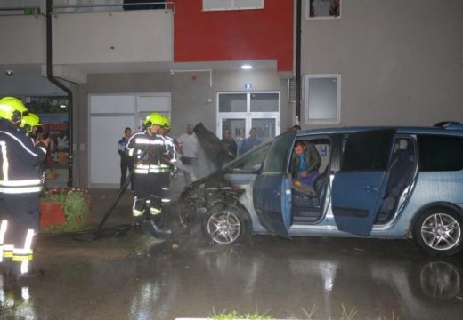 Gorio automobil u Banjaluci: Požar uznemirio stanare