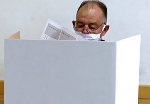 Glasačke kabine okrenute ka biračkom odboru i posmatračima