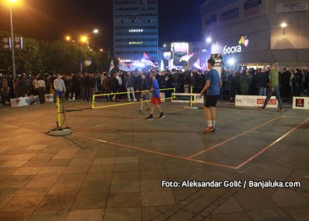 Banjaluka: Dok traje protest opozicije, na Trgu se igra “4 u 1” (Video)