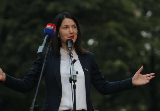 Jelena Trivić stigla na proteste: “Jedino čega se plaše je narod i zato smo ovdje”
