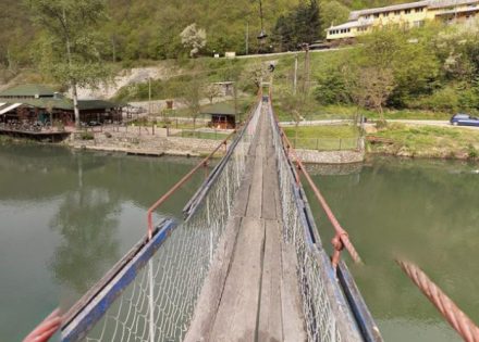 Kamere snimile trenutak rušenja visećeg mosta kod Ovčar Banje (Video)