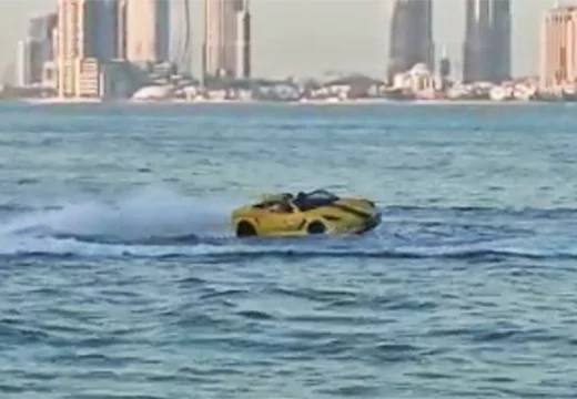 Kako se provode ljudi u Dohi? Tako što voze Ferari na vodi! (Video)