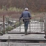 Domaćin stavio kapiju na drveni most i – zaključao ga (Video)