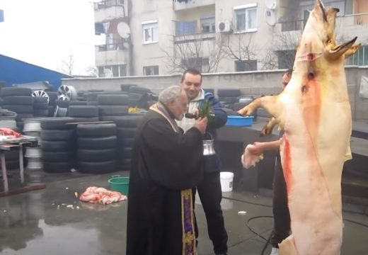 Svinjokolj na autopraonici uz blagoslov sveštenika (Video)