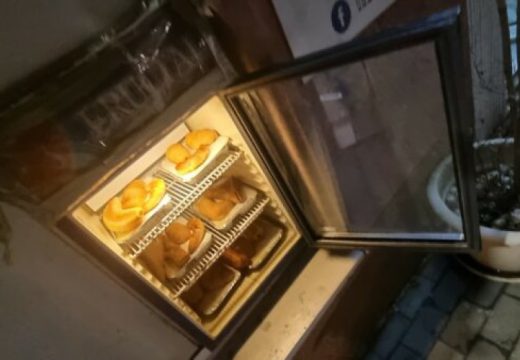 Gest za svaku pohvalu :U Mostaru postavljen frižider s gotovim obrocima za gladne