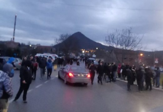 Srbi i dalje na barikadama, protest zbog protivpravnog hapšenja bivšeg policajca