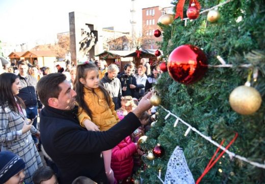 Najmlađi Bijeljinci ukrasili jelku na gradskom trgu