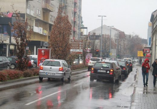 Vozači, oprez: Saobraćaj se odvija po mokrim i klizavim kolovozima