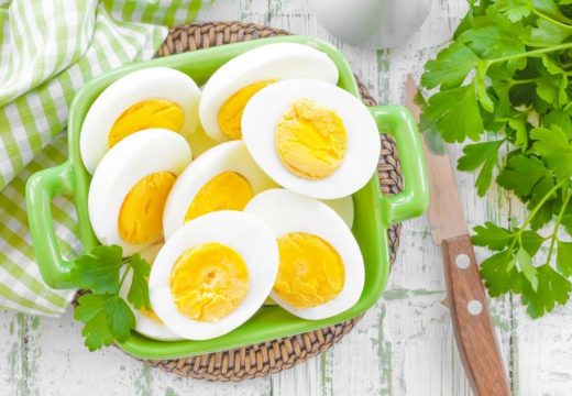 Kako da se žumance ne raspadne dok siječete kuvano jaje?Trik sa TikToka kojim je oduševljeno preko 25 miliona ljudi