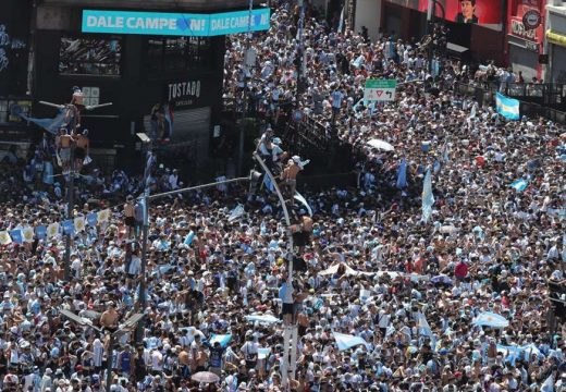 Milioni ljudi na argentinskim ulicama, fudbaleri morali u helikopter