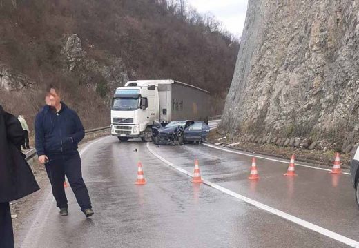 Automobil podletio pod kamion, saobraćaj potpuno obustavljen