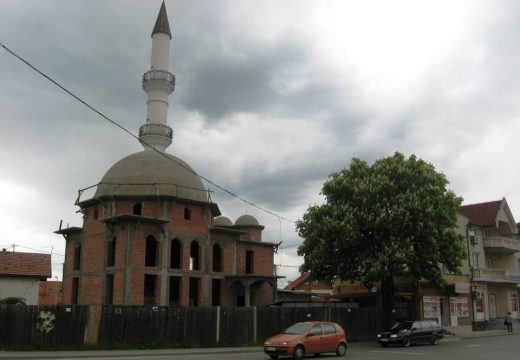 Muškarac urinirao po džamiji u Bijeljini, drugi ga snimao i psovao (Video)