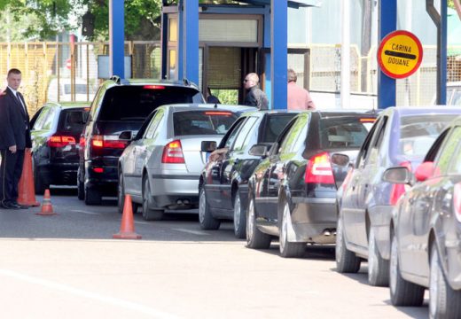 Stanovnici Gradiške na mukama: Kilometarske kolone blokirale put do kuća