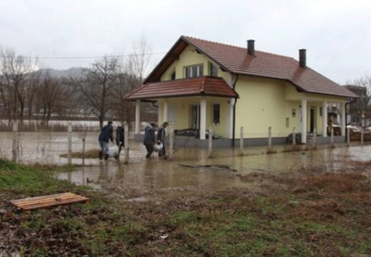 Izlila se Drina u Karakaju, poplavljena dvorišta i podrumske prostorije