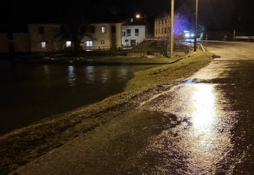 Voda ušla u kuće, prekinuta putna komunikacija sa Nevesinjem (VIDEO)