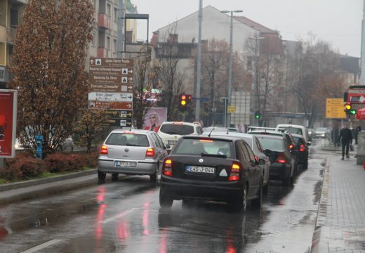 Kolovozi mokri i klizavi,ponegdje zasniježeni:Vozačima se savjetuje oprez