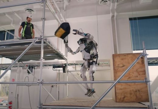 Robot pomaže radniku na gradilištu – trči, skače, podiže i dodaje torbu s alatom (Video)