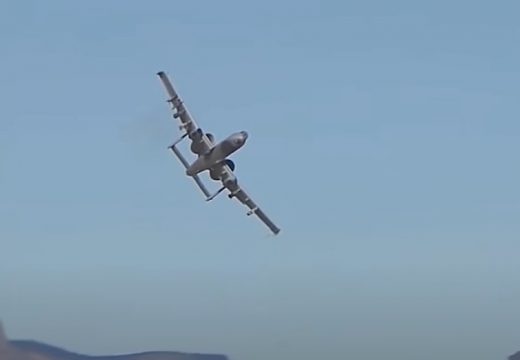 Srušio se avion sa 72 putnika (VIDEO)