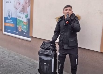 Mladić živi od svog glasa koji odjekuje ulicom (Video)