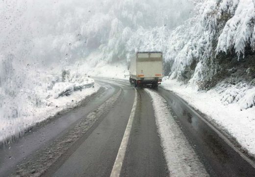 Zbog snijega saobraćaj se odvija otežano i usporeno:U nižim predjelima kolovozi mokri i klizavi