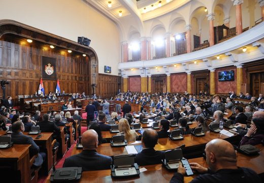 Haos u Skupštini Srbije: Tvrdio da ne prozivaju prisutne pa iskočio ispod klupe (VIDEO)