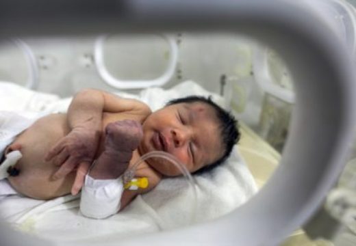 Bebu rođenu ispod ruševina u Siriji čuva policija, uskoro izlazi iz bolnice