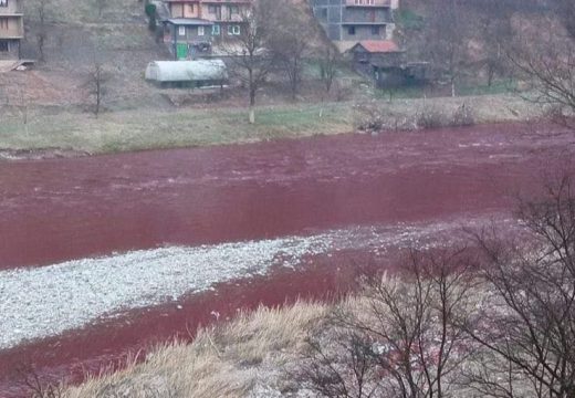 Zašto je rijeka Bosna u Zenici crvena? (VIDEO)