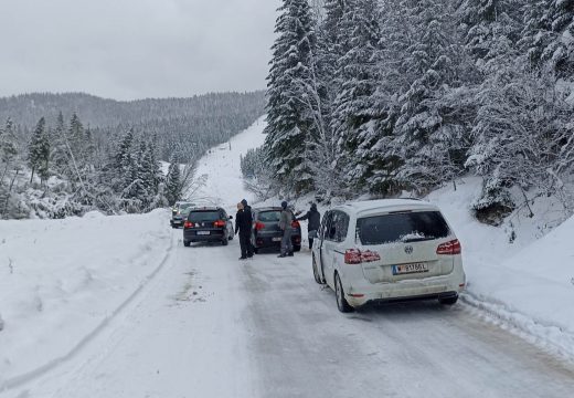 Haos na putu za Jahorinu: Cesta zaleđena i prekrivena snijegom, desetine vozila blokirano