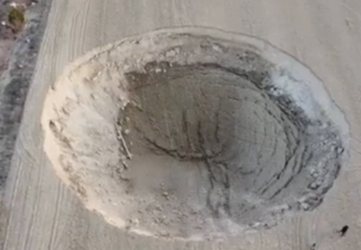 U Turskoj se pojavio ogroman krater (VIDEO)