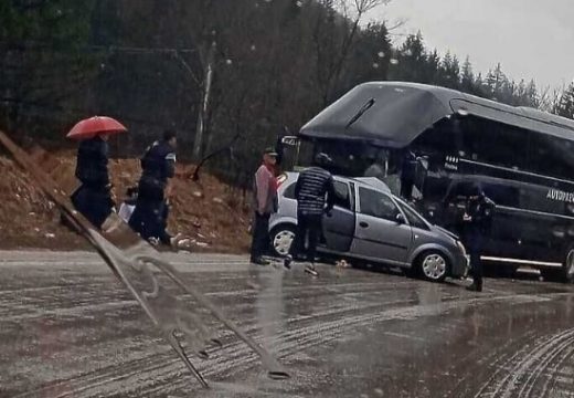 Preminula i beba povrijeđena u sudaru automobila i autobusa u Čevljanovićima