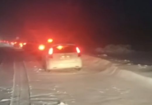 Snijeg izazvao haos u Dalmaciji: Ljudi u automobilima zaglavljeni na putu, otvoreni prihvatni centri (VIDEO)