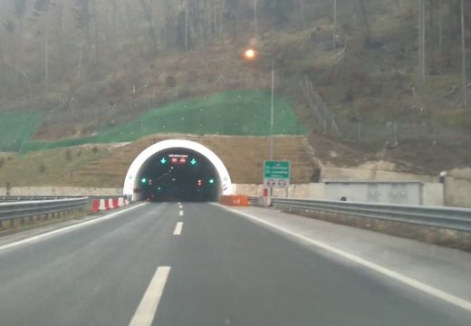Udes na autoputu Lepenica – Tarčin: Zatvorena desna cijev tunela Vis