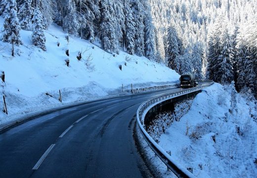 kolovozi mokri i klizavi:U višim planinskim predjelima i preko preko prevoja saobraćaj se odvija otežano