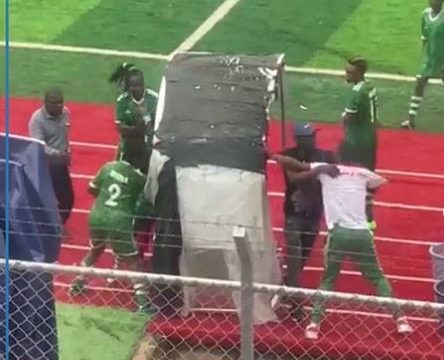 Fudbalerke pretukle sudiju jer im nije svirao penal (VIDEO)