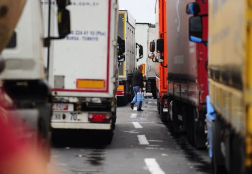 Kamioni na granici s Hrvatskom i dalje čekaju satima: Prevoznicima preostaje samo strpljenje