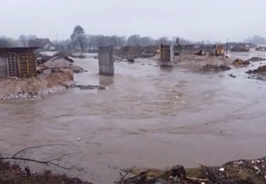Lašva se izlila, poplavila kuće i probila nasip gradilišta brze ceste (VIDEO)