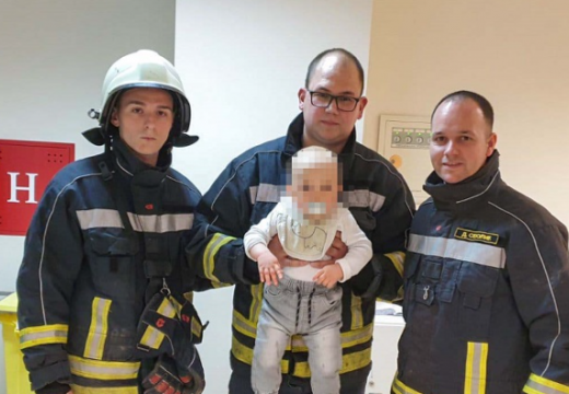 Bebi se zaglavila ruka između vrata i štoka, roditelji u pomoć zvali vatrogasce, “radila” i TESTERA