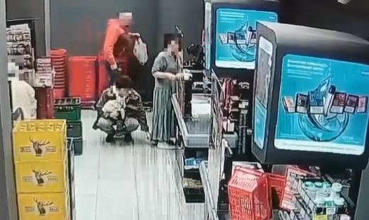 “Kakve psihopate šetaju gradom” Snimak iz prodavnice zgrozio javnost, manijak pratio ženu i SNIMAO JE ISPOD SUKNJE