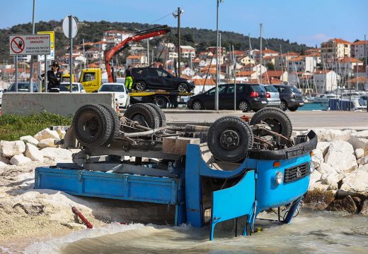 BMW-om udarila kamion, pa upali u more (FOTO)
