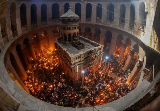 Zapaljen Sveti oganj u Jerusalimu