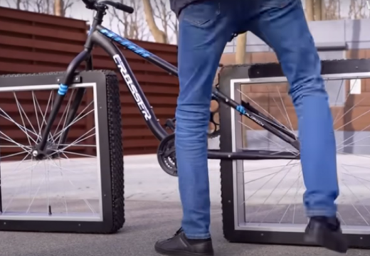 Napravljen bicikl sa četvrtastim točkovima (VIDEO)
