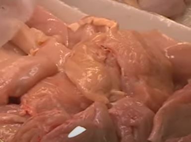 Žena kupila piletinu na pijaci, kada je došla kući i rasjekla meso, ostala je u šoku (FOTO)
